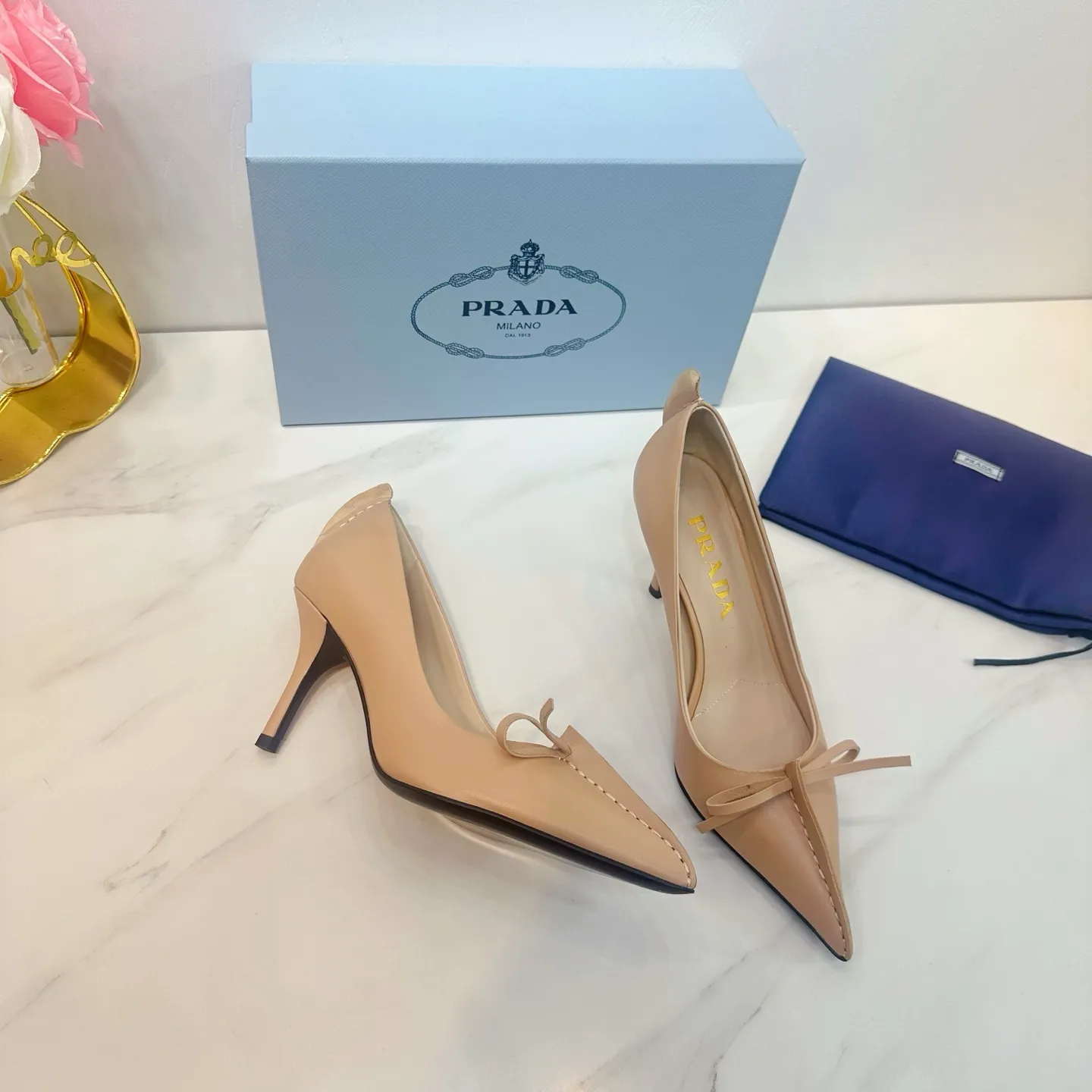 👟👟Ex-factory price 540👟👟 2025 SSS launches Prada’s latest long boots, sandals, thin heels, empty backs, thick heels series ————————🆚🆚🆚 💥PRADA's early spring T-stage catwalk show is the same style as "Dreams Never Sleep". Prada can use it on important occasions. The fresh style has a bit of nobility and is perfect on the feet. 💃💃 Wear this shoe with it. It is elegant and crystal clear, regardless of various accessories. The materials are all exclusively customized one-to-one and must be zero-distance from the original. The entire series is full of exciting and unexpected combinations of elements. The expression of different materials and textures of fabrics has a strong artistic flavor, allowing you to appreciate the ever-changing style of Prada girls. 1⃣ Upper: Made of sheepskin 2⃣ Lining: Imported sheepskin 3⃣ Outsole: Original Italian genuine leather outsole Heel height 8.5 4⃣🔺Original labeling feet, stock code number 35M-39M (40, 41, 42 are custom-made and cannot be returned or exchanged).
